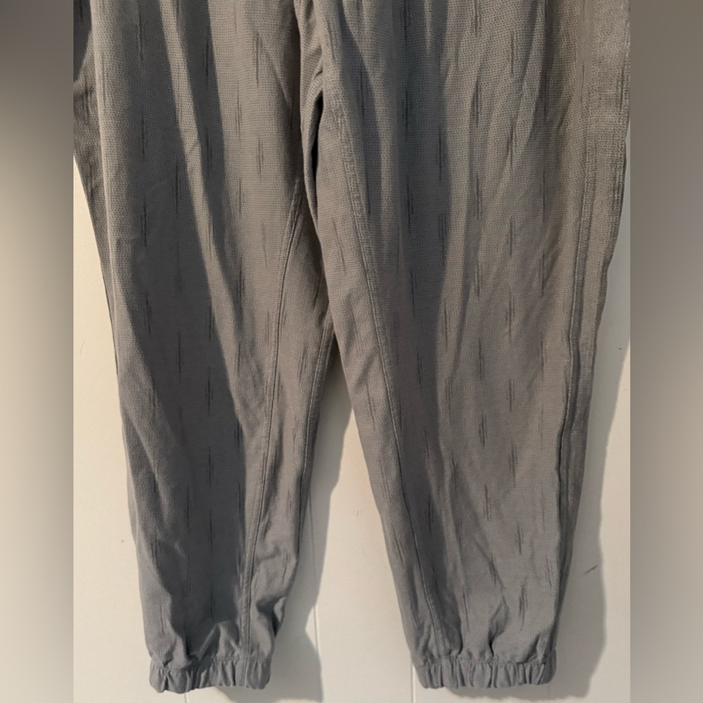 ATHLETA - Farallon Printed Jogger Pant Gray, Size 22 - Picture 4 of 8